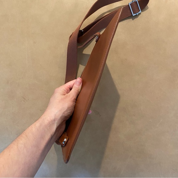 Everlane Italian Leather Sling Bag - Picture 5 of 5